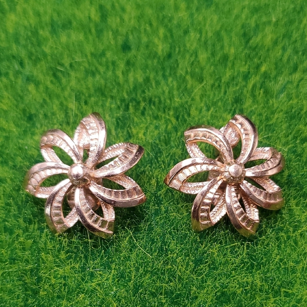 Monet Flower Swirl Earrings Clip On E1008